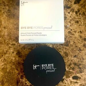IT Cosmetics Bye Bye Pores Pressed Powder - Translucent. New in box.